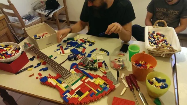 Momento de la creación de la guitarra hecha de Lego