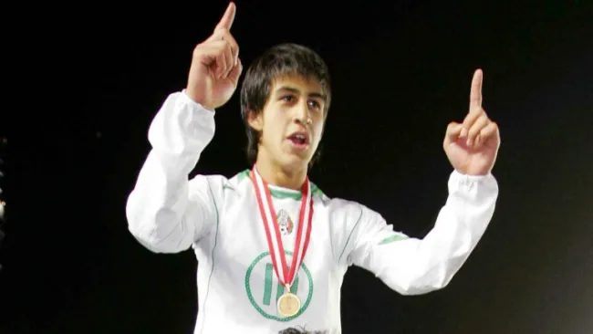 Ever Guzmán festeja el título Sub 17