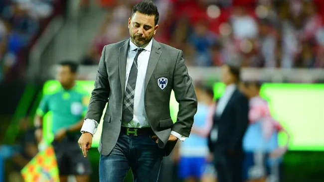 Antonio Mohamed durante el partido contra Chivas 