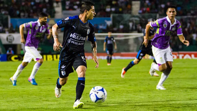 Danilo Verón conduce el esférico en el Víctor Manuel Reyna