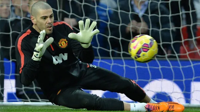 Víctor Valdés, en un calentamiento con el United