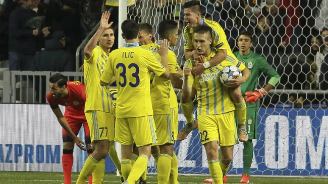 Jugadores del Astana festejan una anotación contra Galatasaray