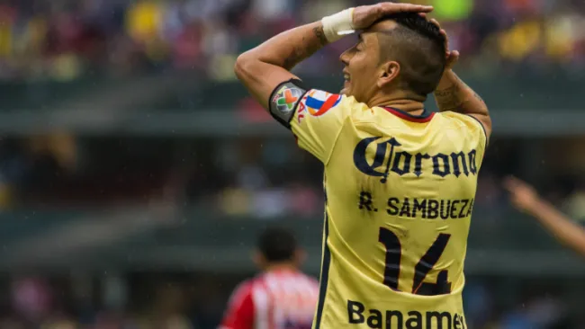 Sambueza se lamenta durante el Clásico