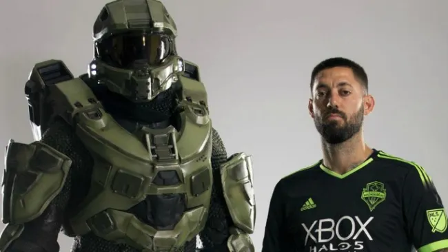 Clint Dempsey modela la nueva equipación de Seattle