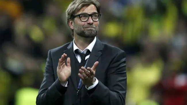 Klopp aplaude al público en un partido del Dortmund
