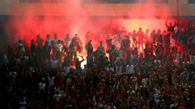 Aficionados del Benfica con bengalas encendidas en el Vicente Calderón