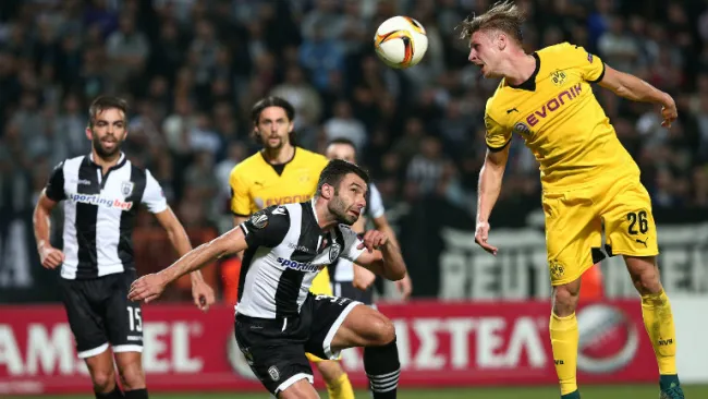 Disputa del balón entre Borussia Dortmund y PAOK