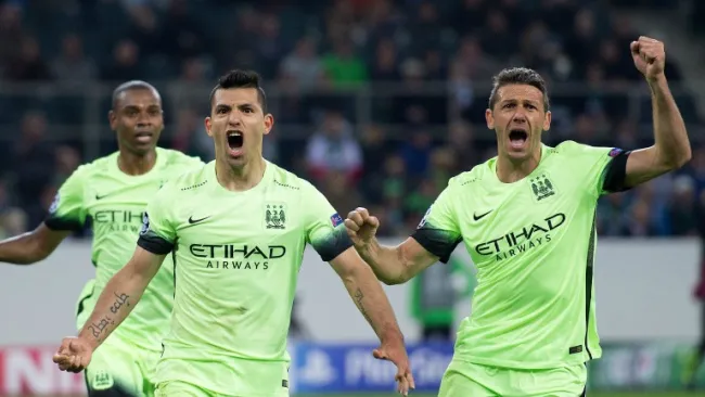 Sergio Agüero y sus compañeros festejan un gol