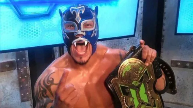 Tigre Uno posa con su cinturón