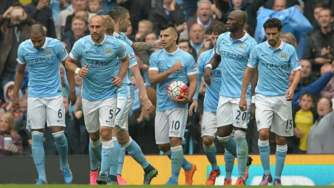 El Kun Agüero es felicitado por sus compañeros