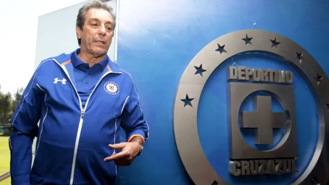 Tomás Boy en las instalaciones de Cruz Azul