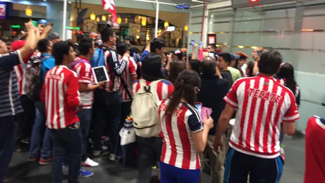 Aficionados, a la espera de que salgan las Chivas