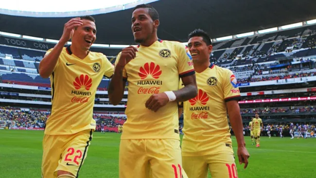 Jugadores del América festejan un gol