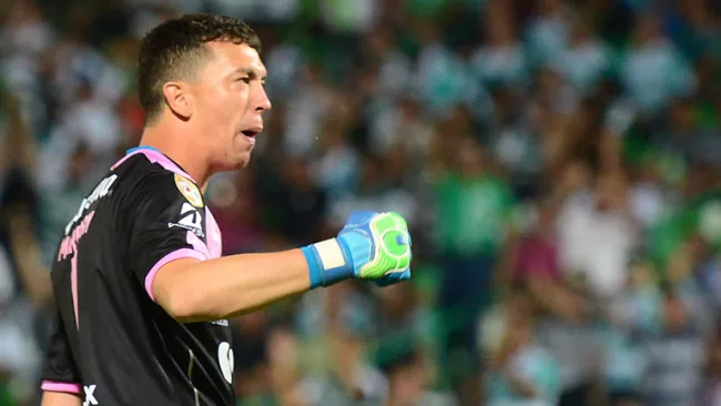 Marchesín celebra tras salvar el penalti