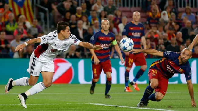 Chicharito en el partido frente al Barcelona