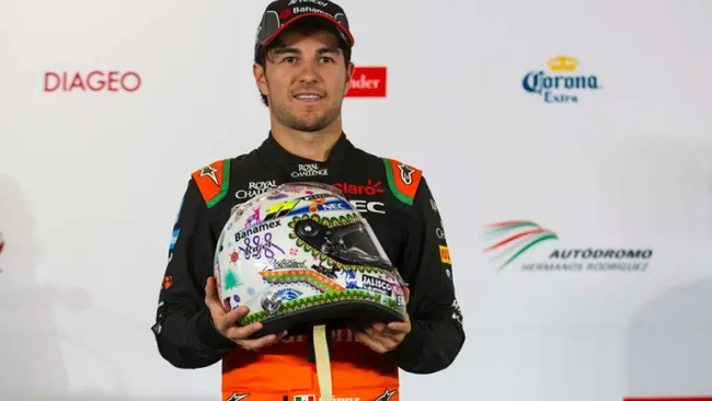 Checo Pérez muestra su casco para el GP de México