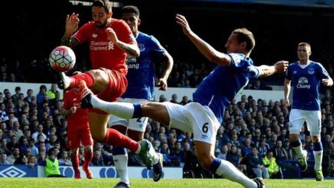 La pelea por el esférico fue muy cerrada en el derbi