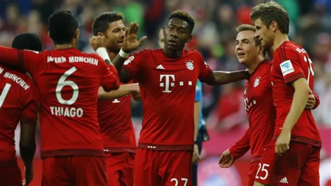 Jugadores del Bayern festejan uno de sus goles contra el Dortmund