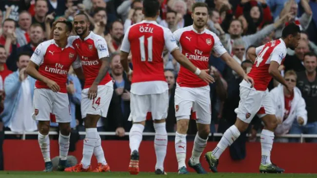 Jugadores del Arsenal festejan un gol contra el Manchester United 