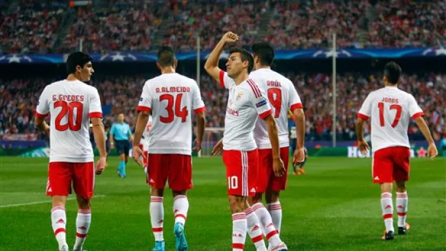 Jugadores del Benfica festejan una anotación 