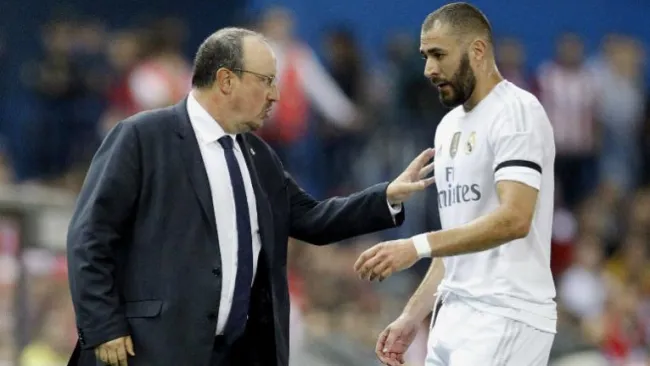 Rafa Benítez habla con Benzema durante el Derbi madrileño
