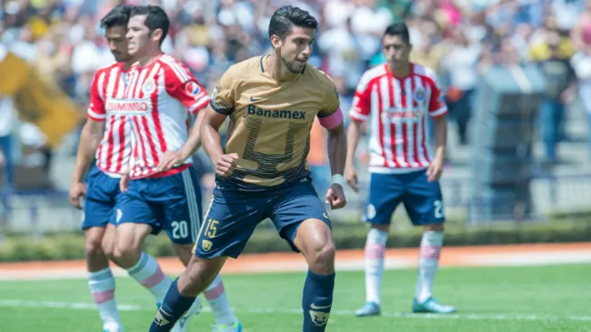 Lalo Herrera controla el balón en juego contra Chivas