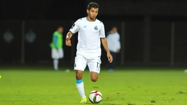 Jesús Corona conduce el balón en práctica del Porto