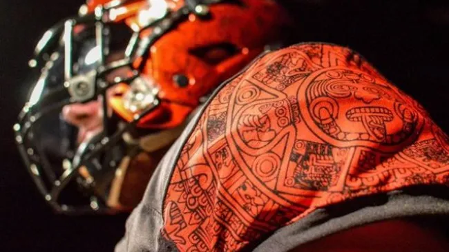 El calendario azteca plasmado en los uniformes de la universidad