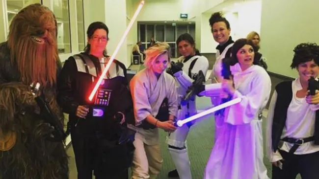 Kaley posa como una jedi