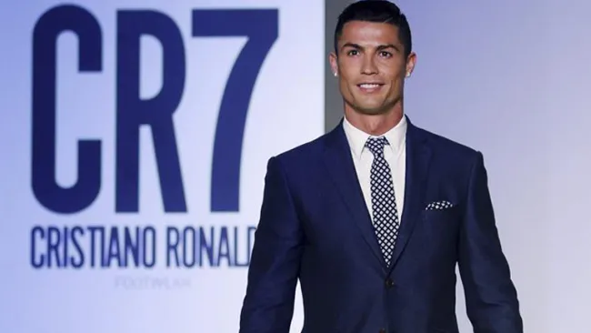 Cristiano sonríe en el evento de sus zapatos