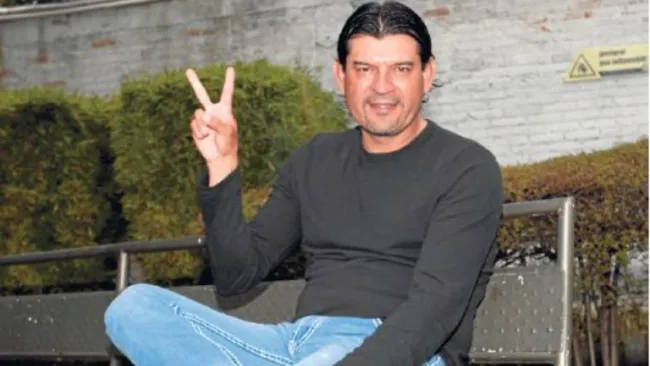 Cardozo posa para un sesión de fotos 