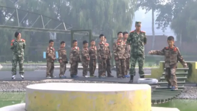 Niños de China en el entrenamiento militar