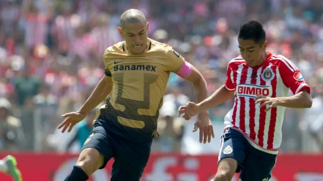 Darío Verón pelea un balón en el partido contra Chivas