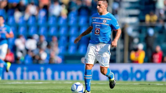 Chaco Giménez conduce el balón en el Estadio Azul
