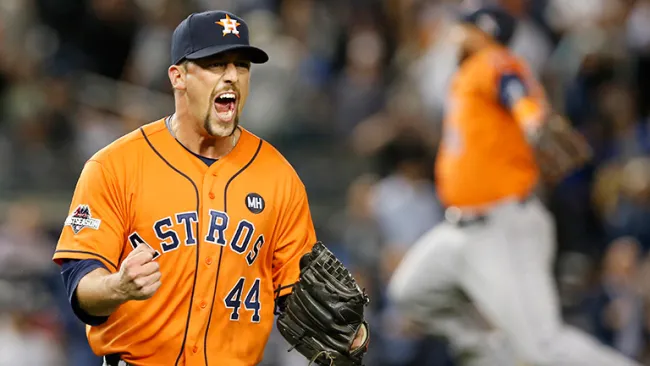 Luke Gregerson celebra tras vencer a los Yanquis