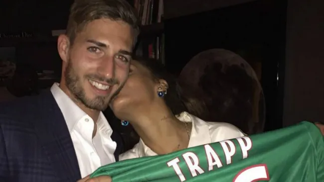 Kevin Trapp recibe beso de Rihanna