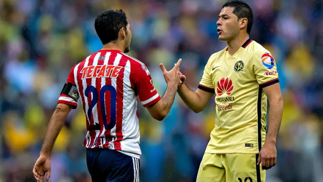 Castro se saluda con Pablo Aguilar