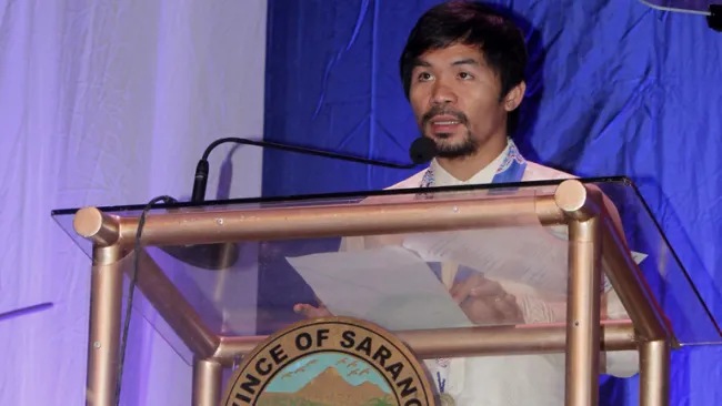 Pacquiao da un discurso durante un encuentro político