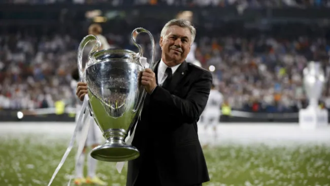 Carlo Ancelotti levanta el trofeo de la Champions League