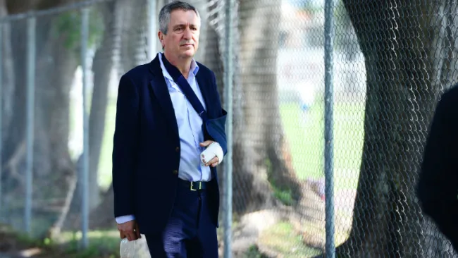 Jorge Vergara camina en Verde Valle