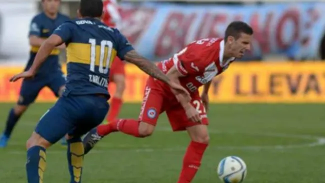 Carlos Tévez lesiona a Ezequiel Ham