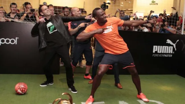 Bolt posa con su típica celebración