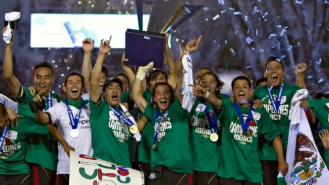 Andrés Guardado levanta el trofeo de Copa Oro 2011