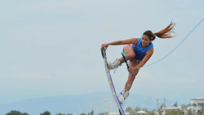 Deportista realiza acrobacias en una competencia de wakeboard