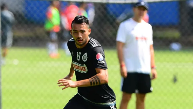 Michel Vázquez en un entrenamiento de Chivas