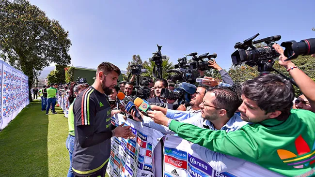 Jonathan Orozco atiende a los medios de comunicación 