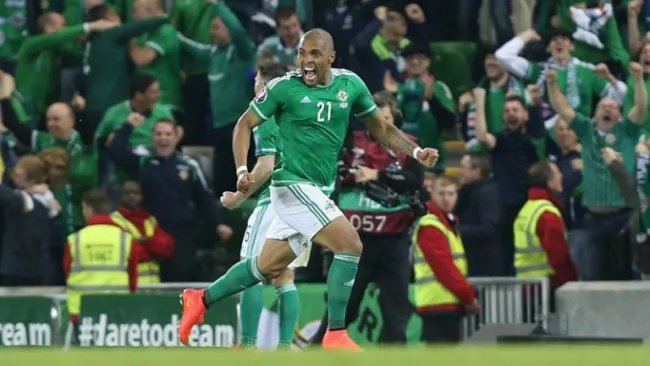Josh Magennis festeja un gol con Irlanda