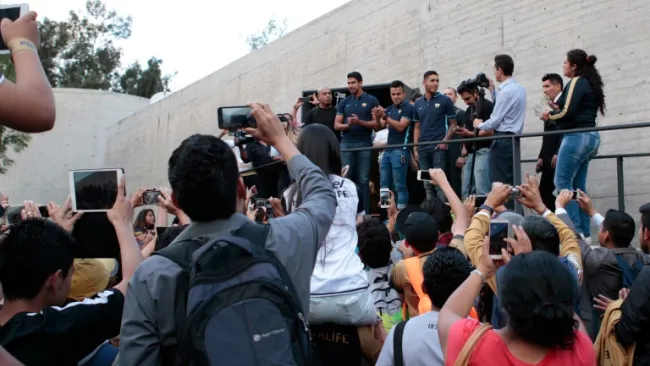 Sosa, Herrera y Alatorre a las afueras de la Nike Store