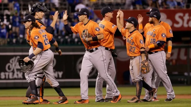 Jugadores de los Astros festejan la victoria