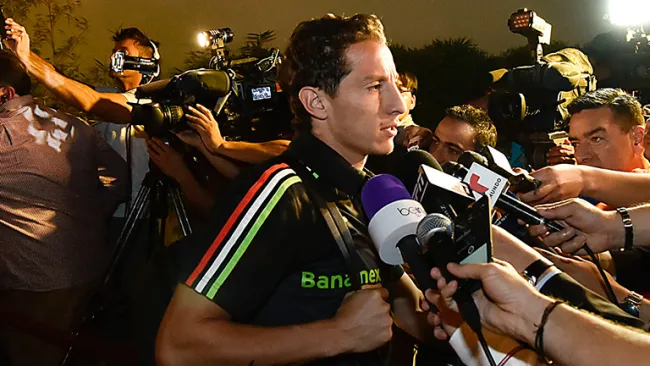 Andrés Guardado atiende a los medios de comunicación 